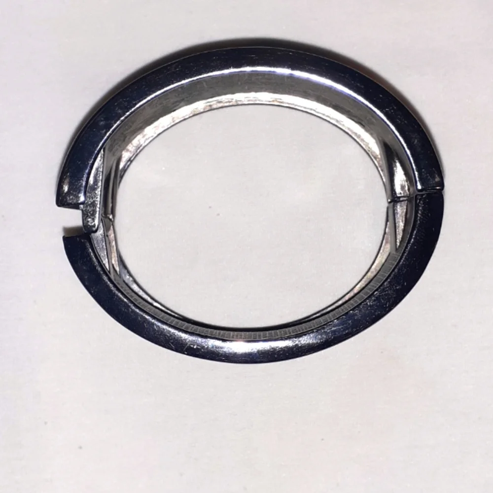 Silver tone bracelet with hinged clasp - Picture 1 of 5